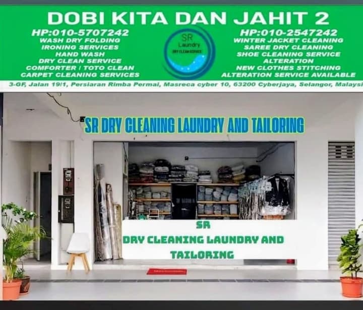 Papan tanda SR Dry Cleaning Laundry and Tailoring dan bahagian dalam kedai